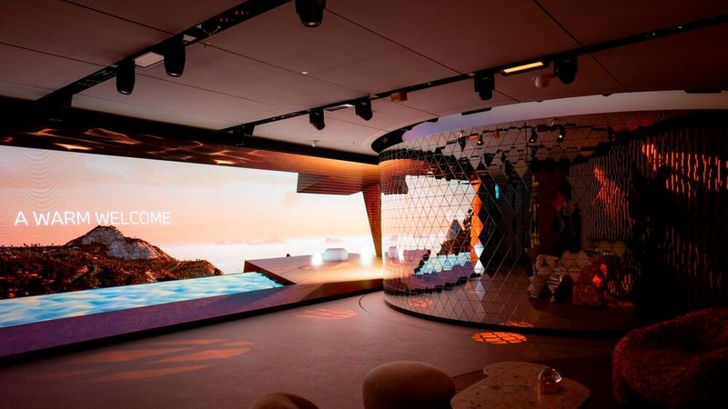 Auf einer verfahrbaren LED-Wand werden Orte aus den BMW-Produktwelten eingespielt. (Bild: BMW)