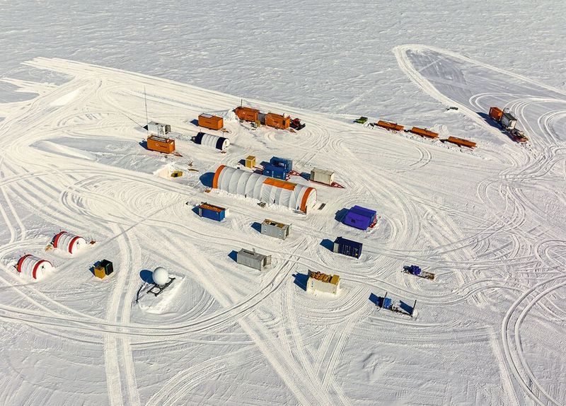 Hier wird im europäischen Projekt „Beyond Epica – Oldest Ice“ nach dem ältesten Eis der Welt gebohrt: Das Camp in Litte Dome C in der Antarktis.  (Bild: PNRA/IPEV)