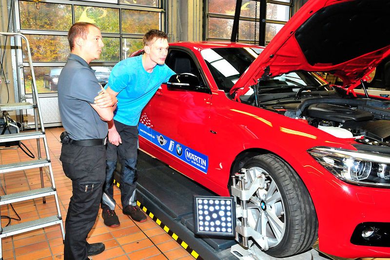 Marten Krzatala aus Niedersachsen bei der Fahrwerkvermessung. (Schmidt)
