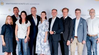 Gewinner, Spendenempfänger und Vertreter des Autoclubs: (v. l.) Veronika Hofstätter (Dein München), Andreas Wimmer (Knorr-Bremse), Mara Bertling (Dein München), Prof. Dr. Dieter Anselm (Sprecher der Jury), Dr. Julia Kinigadner (Festrednerin, TU München), Ole Eilers (Präsident KS), Dr. Ulrich Schiefer (Jury), Dr. Rolf Nicodemus (Bosch), Dr.-Ing. Max Hoßfeld (Universität Stuttgart) (Bild: Automobilclub KS)