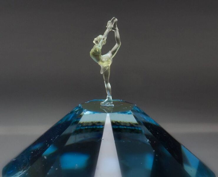 Die nur drei Millimeter große Eistänzerin wurde auf die Spitze eines Kristalls gedruckt. (Nanoscribe)