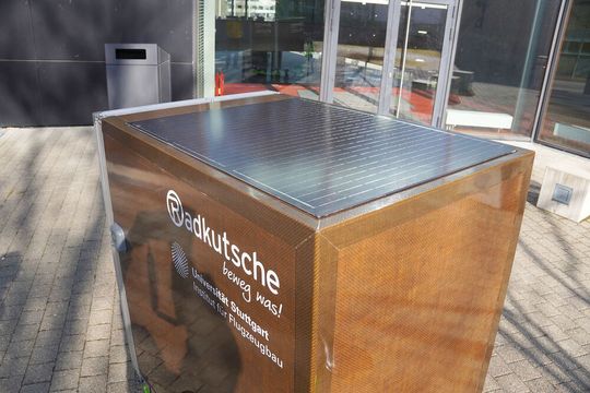 Näherer Blick auf den Schwerlast-Fahrrad-Container aus flachsfaserverstärktem, biobasiertem Kunststoff, nebst integriertem Solarpanel, das den Akku des Leichtbau-Fahrrads bei schönem Wetter per Sonnenenergie aufladen kann – noch mehr Nachhaltigkeit also.(Bild:  Universität Stuttgart IFB / S. Facciotto)