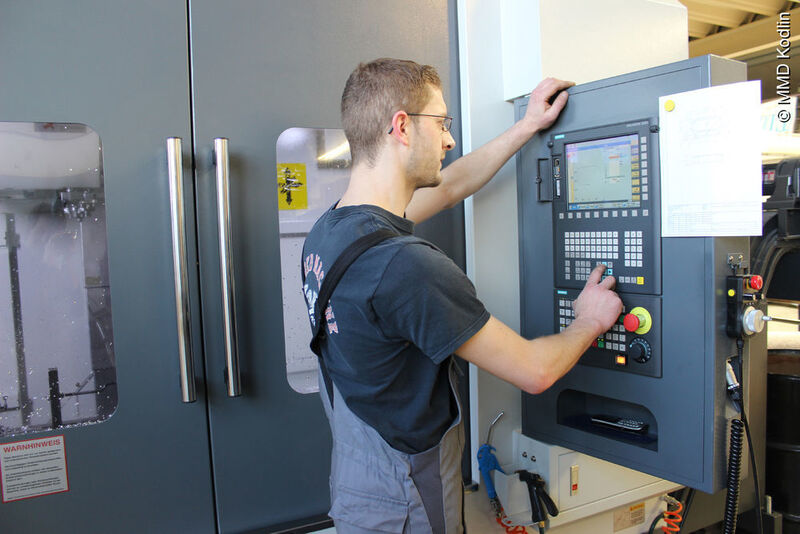 Das CNC-Bearbeitungszentrum mit der Sinumerik 828D ist stabil und gut zugänglich aufgebaut. (© MMD Kodlin)