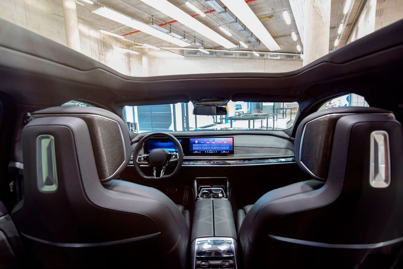 The largest openable glass roof on the market: an unobstructed view of the sky even for rear-seat passengers.(Image: Webasto)