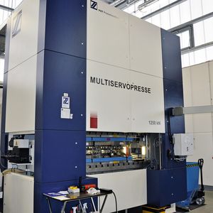 Bild 1: Beispiel für eine Servospindelpresse ist die SSP3-1250 mit 1250 kN Nennpresskraft.
