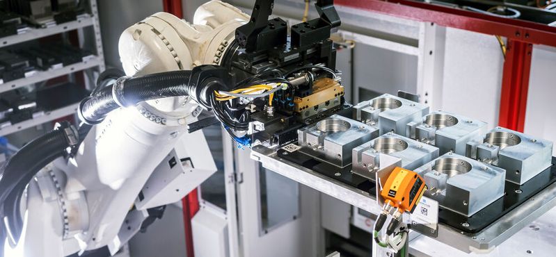 Im modernen Heron-Maschinenpark in Dornbirn wird präzise und effizient gefertigt. Der Lohnfertiger setzt auf Vollautomatisierung. Das kann er jetzt auch beim Kühlschmierstoff.(Bild:  Heron / Michael Gunz PhotoVideoImageediting)