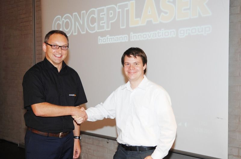 Frank Herzog, Concept Laser, und Tim Richter, RSC Engineering: „Referenzen und Expertise von RSC Engineering bieten zukünftig eine ausgezeichnete Basis, um die Stärken des Laser-Cusing auszuschöpfen.“ (Bild: Concept Laser)