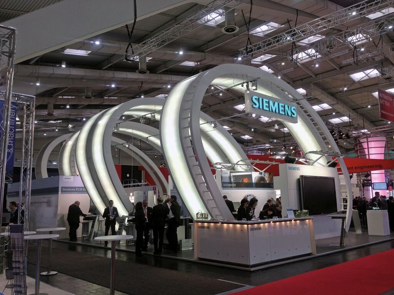 Siemens-Messestand in der Halle 7, der «Digital Factory». (Bild: L.Meister)