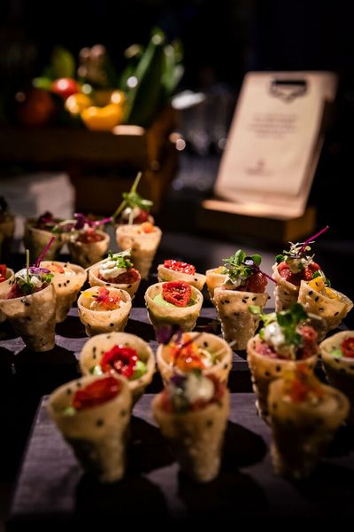 Bei der Abendveranstaltung am Vorabend der Veranstaltung im Maschinenhaus des Bürgerbräus Würzburg kamen bereits zahlreiche Teilnehmer bei gutem Essen und Trinken zusammen. Bereits hier gab es regen Austausch.  (Bild: Stefan Bausewein)