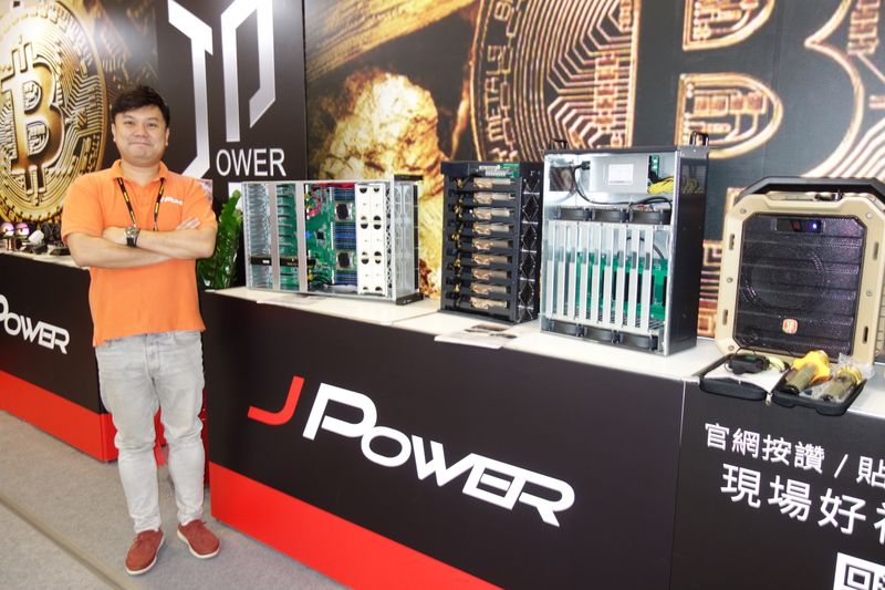 Jacky Qi, JPower, stellt die 9er GPU Miner Maschine vor. (Vogel IT-Medien GmbH)