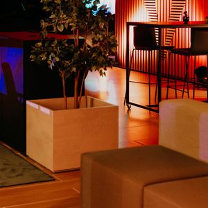 Die Innenausstattung des neuen Autohauses hat Lounge-Charakter.(Bild:  Autohaus Kahle)