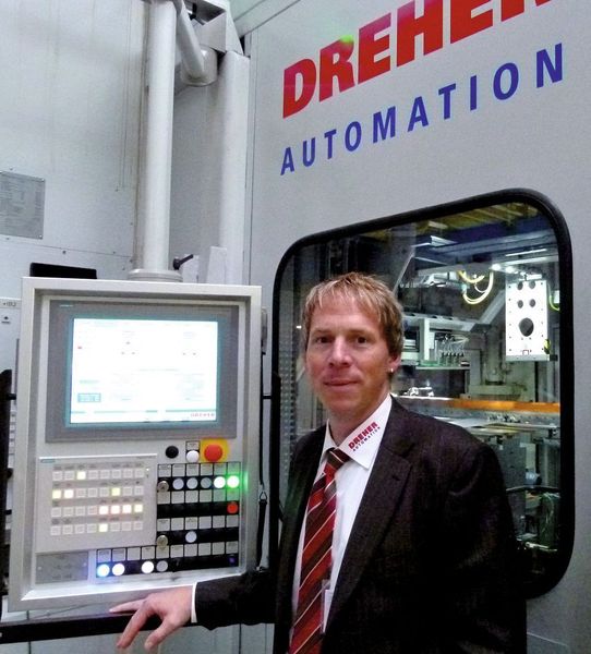 Marc-Andy Luippold ist Projektingenieur bei Dreher und betreut in allen Belangen der Pressenautomatisierung die Audi AG: „Bevor wir die Transfergeräte und Linearförderer bei Audi installierten, hatten wir diese bei Dreher in Renfrizhausen aufgebaut, in Betrieb genommen sowie die einzelnen Achsen und Bewegungen miteinander synchronisiert.“ Bild: Kuhn (Archiv: Vogel Business Media)