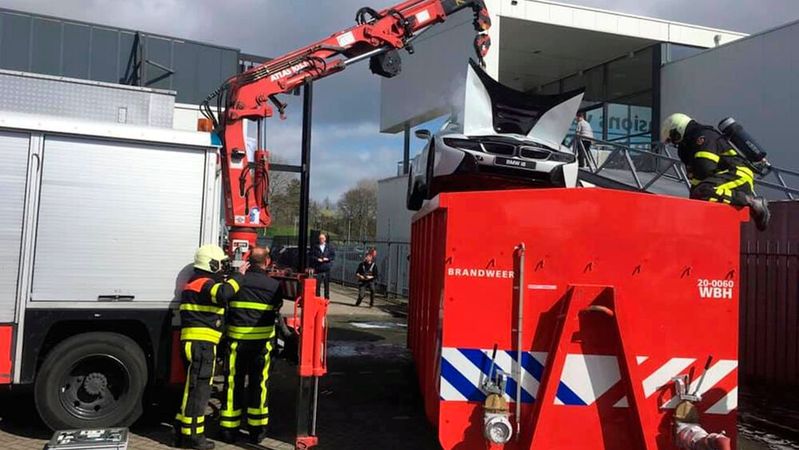 Nach der Spritztour kommt der Tauchgang: Ein BMW i8 verschwindet im Löschcontainer. Nach der Spritztour kommt der Tauchgang: Ein BMW i8 verschwindet im Löschcontainer.