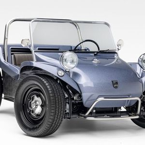 Von vorne sieht die Tarmac Touring Edition des Dünen-Buggys von Meyers Manx wie ein normaler Buggy aus. Doch der Preis von rund 108.000 Euro lässt vermuten, dass etwas nicht normal sein kann.(Bild:  Meyers Manx)