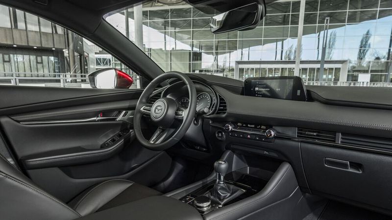 Auch im Innenraum zeigt der Mazda 3 mit klassischen Zeigerinstrumenten und knopfbasierter Bedienung eigenen Stil. (Bild: Mazda)