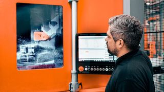 Das läuft doch schon ganz anders! Hasco, bekannt für hochwertige Normalien für den Werkzeug- und Formenbau gibt bekannt, dass man in Lüdenscheid jetzt kräftig investiert, um auch in Zukunft wettbewerbsfähig bleiben zu können. Dazu gehören auch neue Werkzeugmaschinen. (Bild: Hasco)
