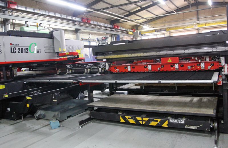 Die kombinierte Laser-Stanz-Maschine von Amada mit automatischer Be- und Entladung ermöglicht eine mannlose Fertigung in drei Schichten. (Bild: Anne Richter, SMM)