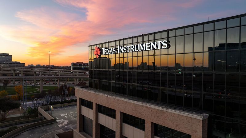 Texas Instruments (Halle 3A, Stand 131) präsentiert Edge AI für medizinische Wearables zur präzisen Erkennung von Vitaldaten, drahtlose Smart-Building-Lösungen mit Bluetooth LE, Matter, Thread, Wi-Fi und Zigbee sowie zertifizierte Hard- und Software für industrielle Kommunikation mit PROFINET, EtherCAT und EtherNet/IP. Außerdem zeigt TI No-Code-Tools, die eine schnelle Entwicklung von Mikrocontroller-Anwendungen ohne Programmieraufwand ermöglichen. (Bild: Texas Instruments)