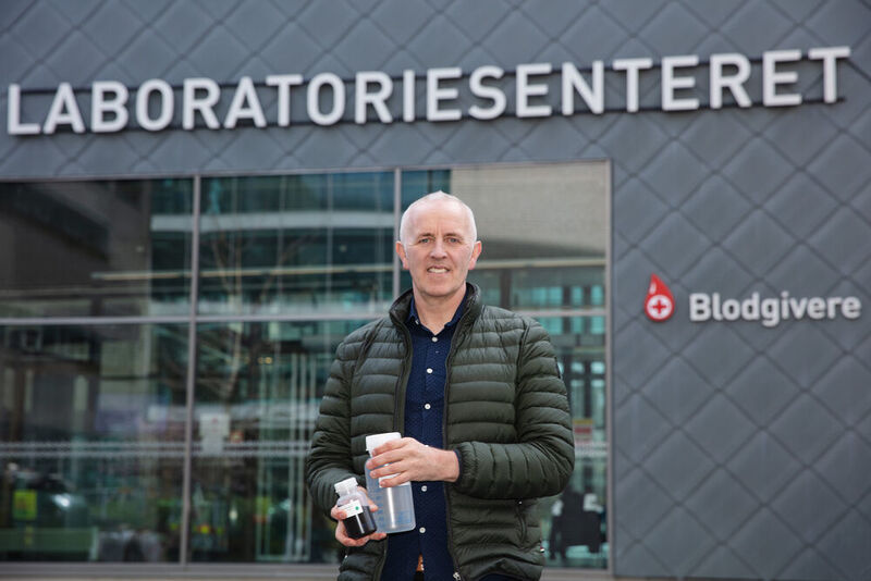 Professor Magnar Bjørås from the Department of Clinical and Molecular Medicine at NTNU has been at the forefront of developing a new test method for SARS-CoV-2 virus (corona test) in close collaboration with colleagues at St. Olav’s hospital and at the Department of Chemical Engineering at NTNU. Professor Bjørås holds a “test kit”. This size kit is enough for 10,000 tests.  (Geir Mogen/NTNU )