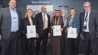 Die Verantwortlichen von Thyssenkrupp Uhde, Ma’aden und Metso anlässlich der Vertragsunterzeichnung. (Bild: Thyssenkrupp Uhde GmbH)