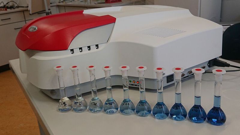 Das Specord 50 Plus von Shimadzu hat einen erweiterten Messbereich bis zu 1.200 nm. Unterschiedlichste Zubehöre können einfach und ohne zusätzliche Werkzeuge im Probenraum positioniert werden um sämtliche Applikationen abzudecken. (Bild: Sandra Wunsch)