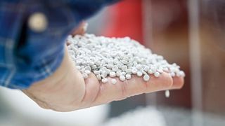 Wie lassen sich Granulate und Pulver präzise und sicher verarbeiten? Auf der Interpack zeigen zahlreiche Unternehmen überzeugende Lösungen. (Bild: Messe Düsseldorf-Interpack)