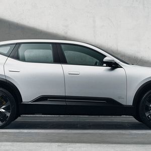 In der Seitensicht dominiert das scheinbar schwebende, nach hinten abfallende Dach.(Bild:  Polestar)