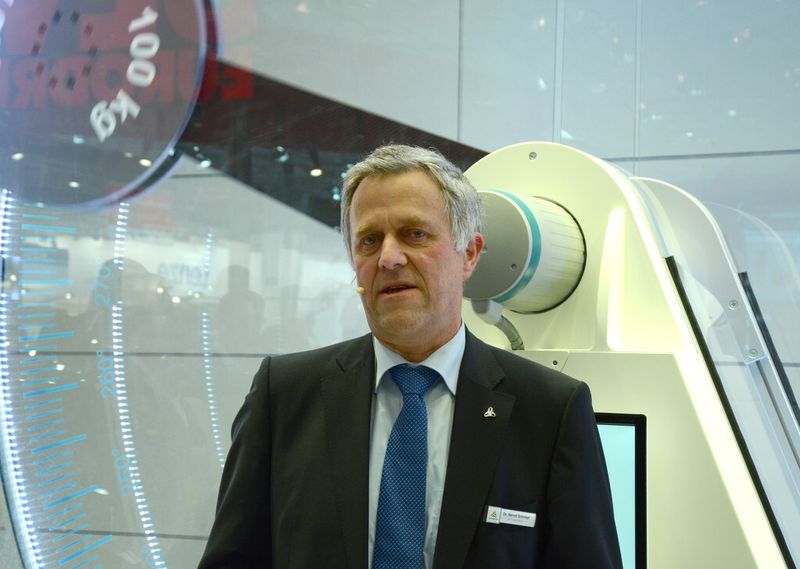 Anhand eines kommunikationsfähigen Antriebssystems demonstriert Dr. Schimpf, wie sich über das Smartphone ein rotierender Arm aus höchster Dynamik schnell und schwingungsfrei abbremsen lässt. (Bild: Michel)