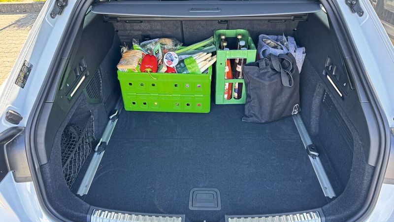Alltagstauglich: Für den Wocheneinkauf bleibt selbst im Basis-Ladevolumen reichlich Platz. (Bild: Achter – VCG)