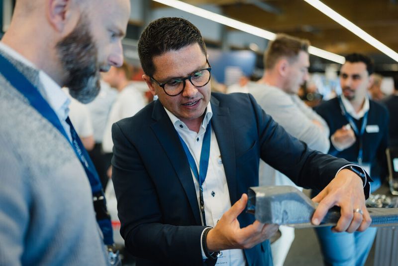 Ausgiebige Fachgespräche waren das Highlight für die 82 Aussteller der Schraubtec in LAndshut. (Bild: Tino Boecher)