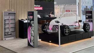 Voss Automotive zeigte auf der Doppelmesse EVTech/The Battery Show unter anderem ein flüssigkeitgekühltes Ladeleitungssystem und ein Thermomanagmentsystem in einer angedeuteten PKW-Applikation. (Bild: )