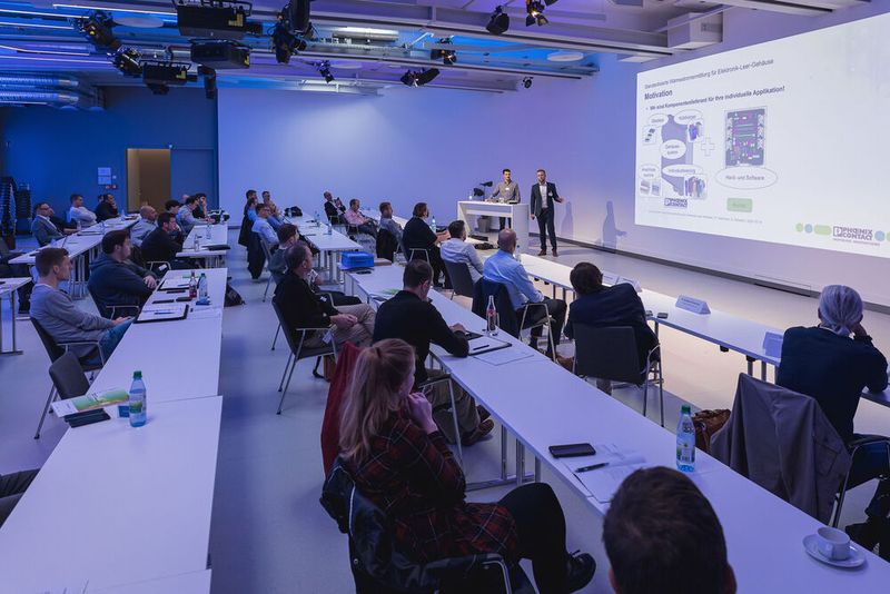 Unter dem Motto „Power of Electronics” versammelten wir am 18. und 19. Oktober 2022 sechs Elektronikkonferenzen in Würzburg: Entwicklerforum Leistungselektronik, DC/DC-Wandler-Tag, Schaltnetzteiletag, Batteriepraxis Forum, Praxisforum Elektrische Antriebstechnik und Cooling Days. Auch 2023 findet Power of Electronic statt. Merken Sie sich bereits jetzt den Termin vor: 17. bis 18. Oktober 2023.  (Bild: Stefan Bausewein )