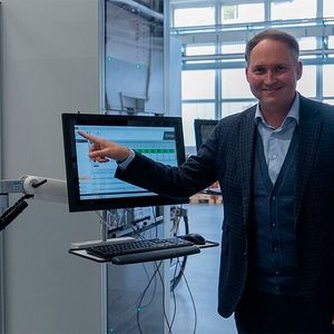 Ypsomed-CEO Simon Michel drückt den digitalen Knopf und gibt damit den Startschuss für die Arbeit im neuen Werkzeugbau.(Bild:  Ypsomed)