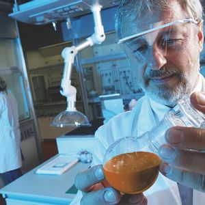 Die bayerische Chemieindustrie ist stärker mittelständisch geprägt als sonst in Deutschland; gleichwohl sind auch große Unternehmen vertreten, wie etwa Degussa in Trostberg. Bild: Degussa