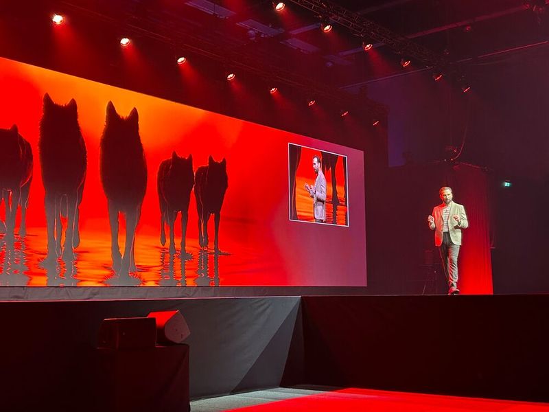Nick Heddy (President und Chief Commerce Officer bei Pax8) verglich die Community mit einem Wolfsrudel, das gemeinsam in die Zukunft schreitet.  (Bild: Vogel IT-Medien)