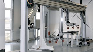 Für den sicheren Stand der großen Portale sorgen Stützfüße, die hoheStützkräfte aufnehmen und bei Bedarf mit dem Boden verschraubt werdenkönnen. Zudem lässt sich über die Stützfüße das gesamte Systemausrichten (Bild: Rose + Krieger)