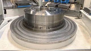 Hier läuft alles zusammen: Der Fibrotakt-Rundtisch steht im Mittelpunkt des Bearbeitungszentrums, das SSB-Maschinenbau derzeit montiert. (Bild: SSB-Maschinenbau / Holger Klatte)