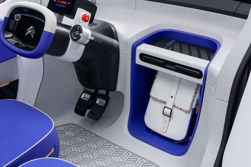 Außer dem annähernd rechteckigen Lenkrad findet man im Cockpit nicht viel. (Bild: Citroën)