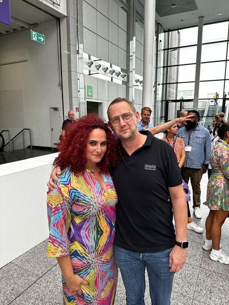 Besa (IT-BUSINESS) und Patrick Küpper (Littlebit) haben auch schon so einige Messen gemeinsam überlebt. (Bild: Vogel IT-Medien GmbH)