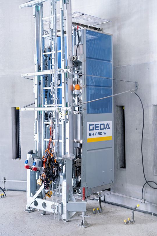 Der Aufzug eignet sich insbesondere für große Windenergieanlagen. (Bild:  Geda)