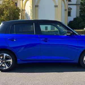 In der Farbe „Frontier Blue Pearl Metallic“ leuchtet der Swift in blau. Zusammen mit der schwarzen Dachfarbe kostet die Lackierung 1.180 Euro Aufpreis.(Bild:  Achter – VCG)