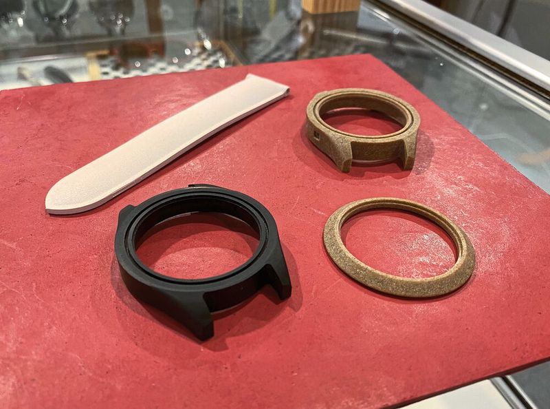 Les nouveaux matériaux créés à base de déchets de matières naturelles permettent entre autres de fabriquer des pièces horlogères diverses. (Source : Marina Hofstetter)