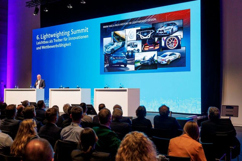 BMW-Leichtbauexperte Herbert Negele erklärte den 250 Teilnehmern des 6. Lightweighting Summit warum der Leichtbau im Automobilbau wieder an Fahrt gewinnt.(Bild:  bundesfoto/Bernd Lammel)