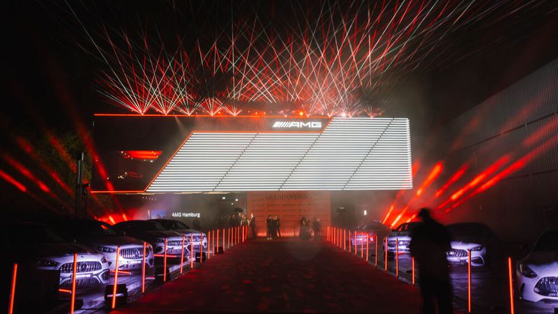 Den Gästen des Grand Openings wurde einiges geboten. Zu den Highlights des Events zählte die Präsentation seltener Showcars – darunter der Mercedes-AMG GT3 Edition 130Y Motorsport, ein AMG F1 Safety-Car und der AMG ONE.  (Bild: © Mercedes-Benz Group AG)