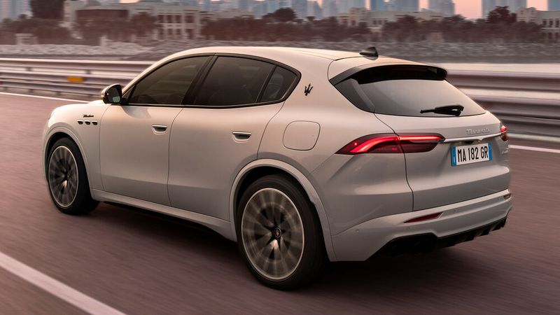 Die zweigeteilten und in die Hecklappe hineinreichenden Rückleuchten zitieren mit ihrer LED-Lichtgrafik die Bumerang-Leuchten des 3200 GT. (Bild: Davide De Martis/Maserati)