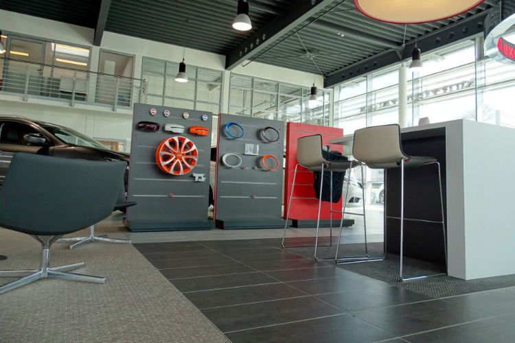 Zahlreiche Elemente: Für Gespräche, die weder auf dem Barhocker noch im Lounge-Sessel durchgeführt werden sollen, können sich Kunde und Verkäufer in entsprechende Büros zurückziehen. (Bild: Autohaus Günther)