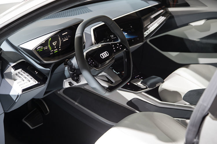 Großflächige, berührungssensitive Bildschirme unterhalb des Zentraldisplays, an der Mittelkonsole und in den Türverkleidungen informieren und dienen der Interaktion mit den Fahrzeugsystemen. (Audi)