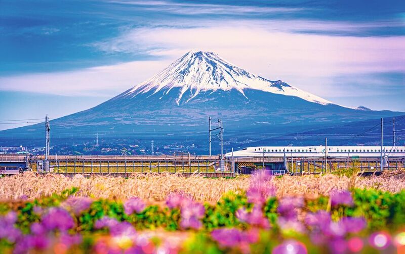 Platz 5: Beliebtes Motiv für Trainspotter: Hochgeschwindigkeitszug vorm Vulkan Fuji, dem höchsten Berg Japans. (©chanchai - stock.adobe.com)