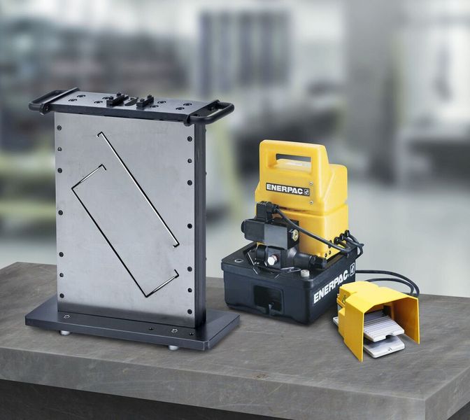 Bei der Bearbeitungsmaschine Multicut werden die Schneidplatten individuell angefertigt und die Maschine somit auf ihren Einsatzzweck angepasst.  (Pflitsch)