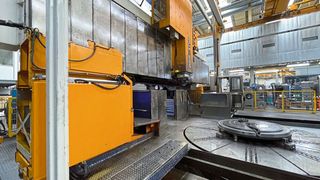 Auf Surplex.com ist zurzeit eine Portalfräsmaschine in Gantry-Bauweise des Herstellers Schiess im Angebot. Die Schiess 50 FZG 14-450 ist 18 Meter in der X-Achse über das Plattenfeld verfahrbar. Auf einer Seite des Arbeitsbereichs ist ein Drehtisch (Durchmesser: 4,5 Meter) integriert. (Bild: Surplex)